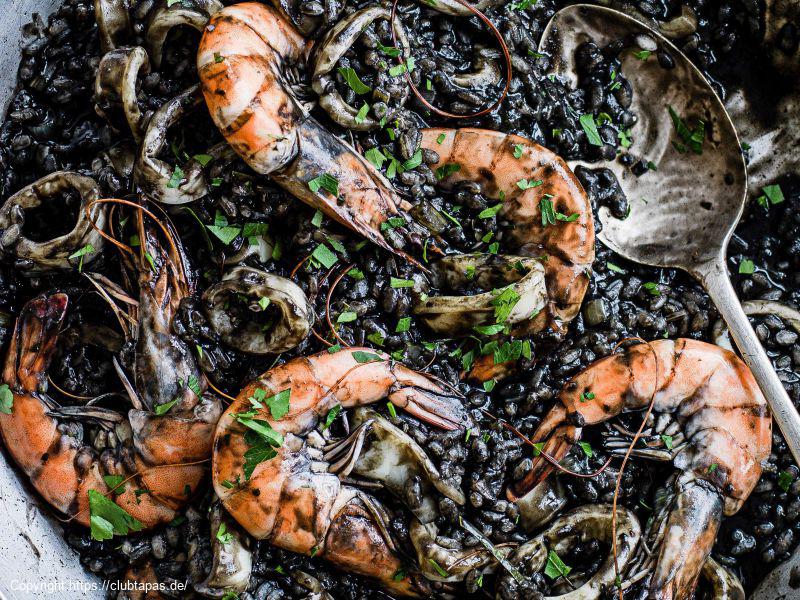 Arroz Negro - Schwarze Paella mit Calamari